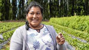 “Trabajando todo se puede”: de cosechadora de frutillas en Neuquén a producir 70.000 kilos de frutas finas al año