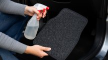 Imagen de Por qué deberías rociar vinagre en las alfombras del auto: el truco casero que sorprende por su eficacia