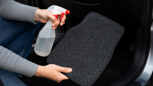 Por qué deberías rociar vinagre en las alfombras del auto: el truco casero que sorprende por su eficacia