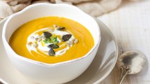 Imagen de Cómo hacer crema de verduras especiadas con zanahoria y calabaza, ideal para una cena liviana y saludable