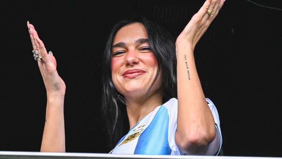 Dua Lipa en La Bombonera.-