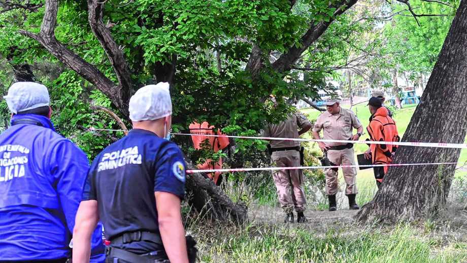 Cuerpo hallado en la Isla 132 de Neuquén. Foto: Ceci Maletti