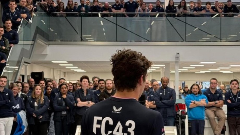 El piloto el argentino visitó la fábrica de la escudería.