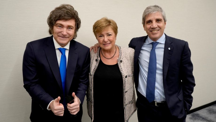 Kristalina Georgieva, directora del FMI, junto al presidente Javier Milei y el ministro Luis Caputo.