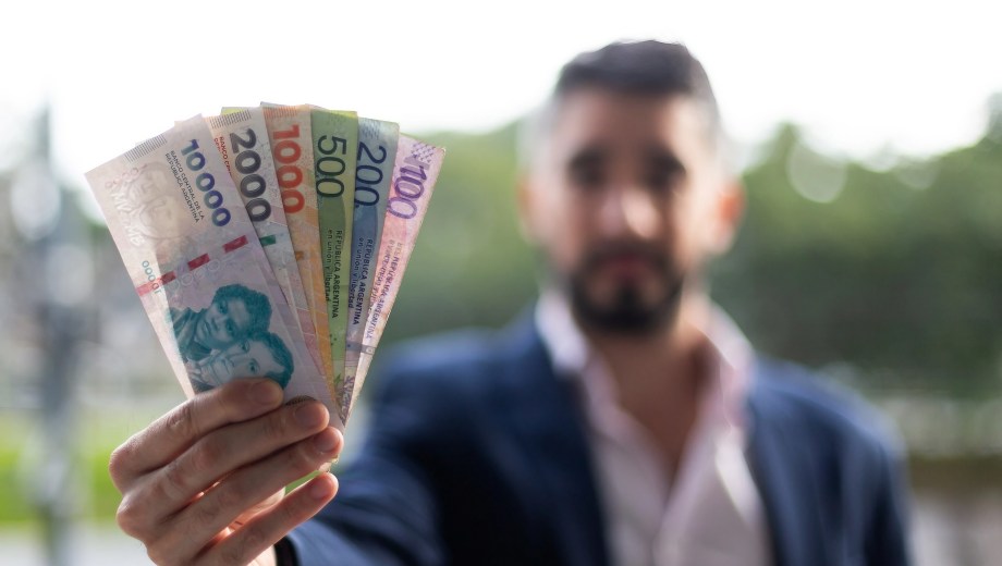 Polémica. La idea de Álvarez Agis es eliminar el Impuesto al Cheque y reemplazarlo por un Impuesto al Afectivo, a fin de incentivar la formalidad.  