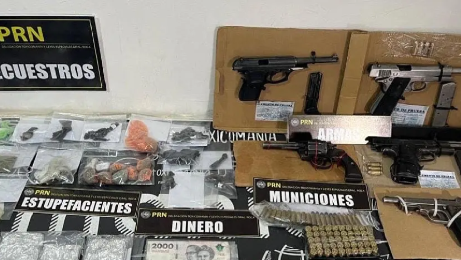 La droga y las armas secuestradas en los allanamientos que personal de la Policía de Río Negro hizo en Roca. (foto gentileza Ministerio de Seguridad de Río Negro)