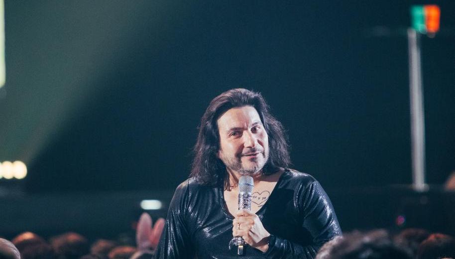 Felipe Avello ha sido protagonista en reiteradas oportunidades del Festival Internacional de la Canción de Viña del Mar, donde obtuvo las Gaviotas de Plata y de Oro.