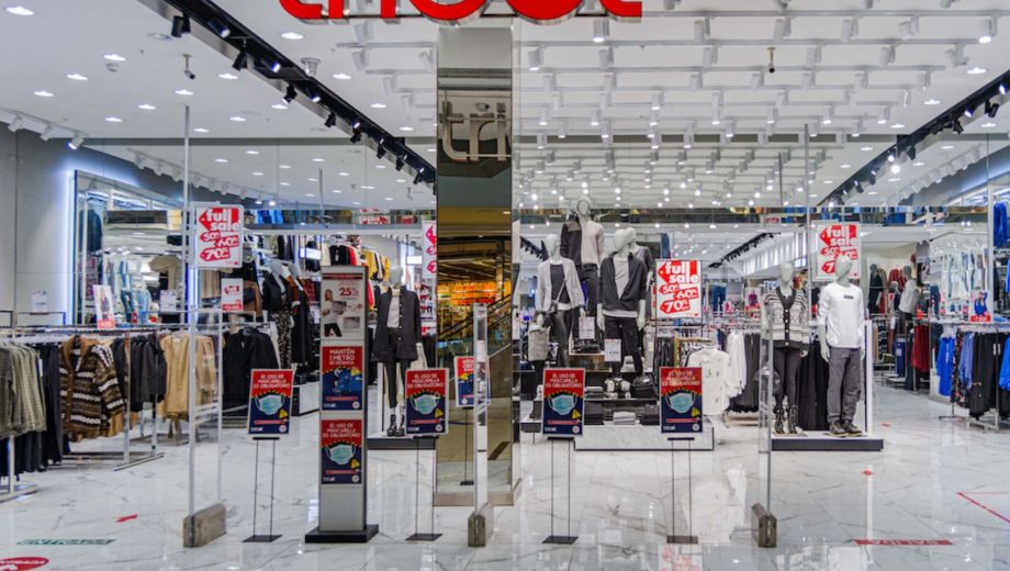 La tienda de Chile que llegó al país con precios bajos en remeras, jeans y más