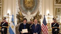 Imagen de Javier Milei se reunió con el embajador Peter Lamelas en Casa Rosada previo a su viaje a Estados Unidos