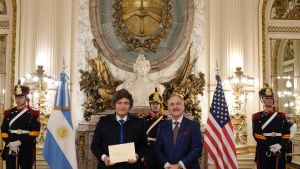 Javier Milei se reunió con el embajador Peter Lamelas en Casa Rosada previo a su viaje a Estados Unidos