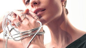 Accesorios que elevan: el detalle pasa a ser protagonista