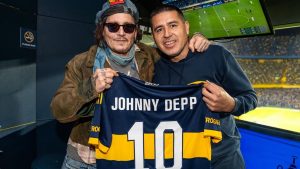 Johnny Depp en la Bombonera: vio a Boca y recibió la camiseta de Juan Román Riquelme