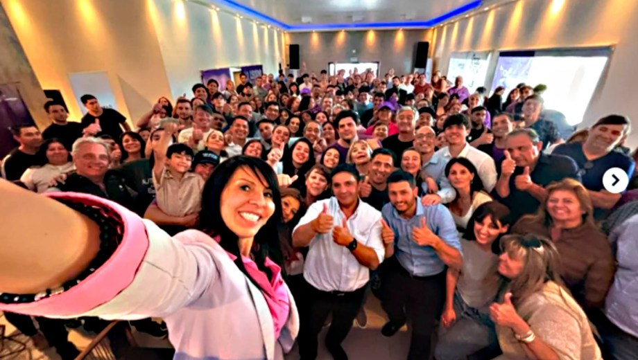 La diputada y senadora electa, Lorena Villaverde cumple con la tradicional selfie de la dirigencia libertaria. Foto: Gentileza.