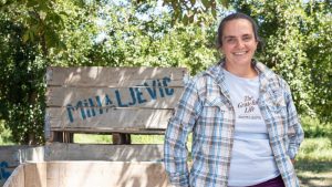 Entre Croacia y Regina: la historia de Laura Mihaljevic y el recambio generacional que mantiene viva la fruticultura