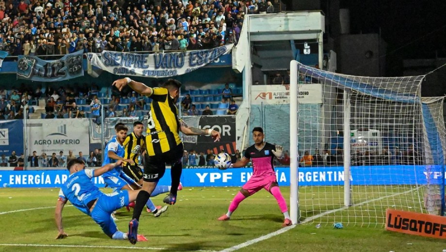 Estudiantes de Río Cuarto ganó en la ida de local por 2 a 0.