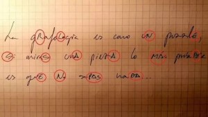Qué significa mezclar mayúsculas y minúsculas al escribir, según la psicología