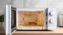 Imagen de Ni detergente ni bicarbonato: cómo limpiar la grasa del microondas con una mezcla casera y sin esfuerzo 