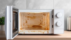Ni detergente ni bicarbonato: cómo limpiar la grasa del microondas con una mezcla casera y sin esfuerzo 