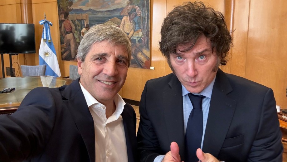 Javier Milei junto a Luis Caputo. 