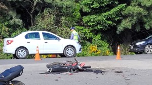 Se confirmó la identidad del joven de 23 años que murió tras chocar contra una camioneta en Bariloche 