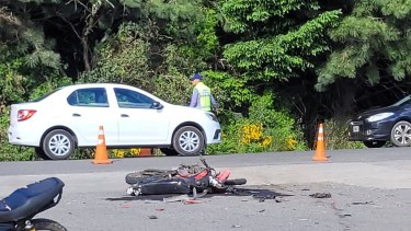 Se confirmó la identidad del joven de 23 años que murió tras chocar contra una camioneta en Bariloche 