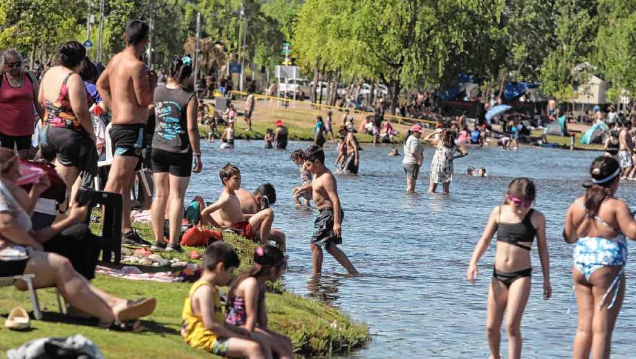 Los ríos de Neuquén se llevaron de turistas y residentes para refrescarse del calor. (Foto: Oscar Livera)