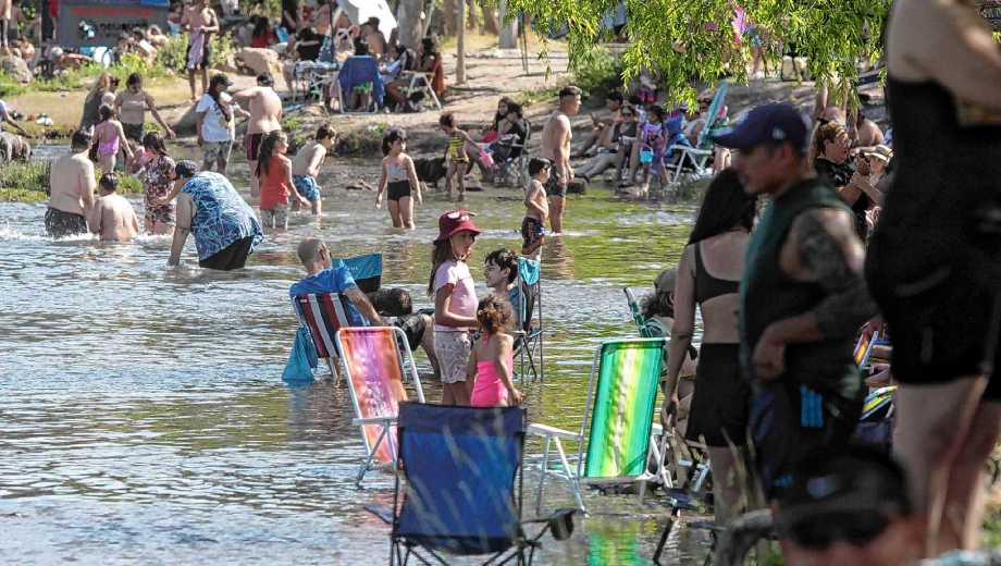 El calor y el turismo, una buena combinación para Neuquén. (Oscar Libera).