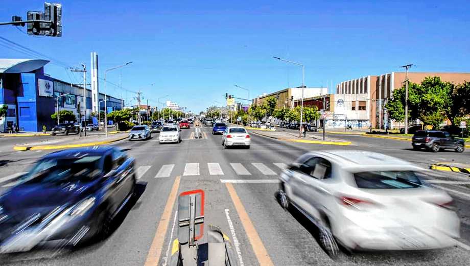 La ruta 22 o avenida Mosconi duplicará su actual capacidad, con un bulevard en el centro, con ciclovías y paso peatonal (foto Cecilia Maletti)