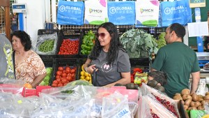 En fotos | El viento no frenó el Mercado de Sabores en Neuquén: cómo sigue la agenda este domingo