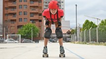 Imagen de Romina, la capitana de roller derby que superó una lesión y llevó a su equipo al podio