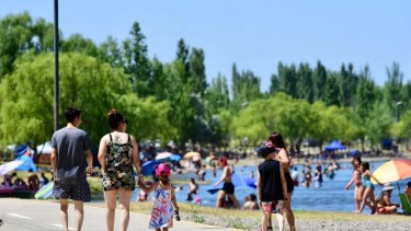 Navidad en el río: qué colectivos te llevan a los balnearios de Neuquén y qué zonas están habilitadas para bañarse