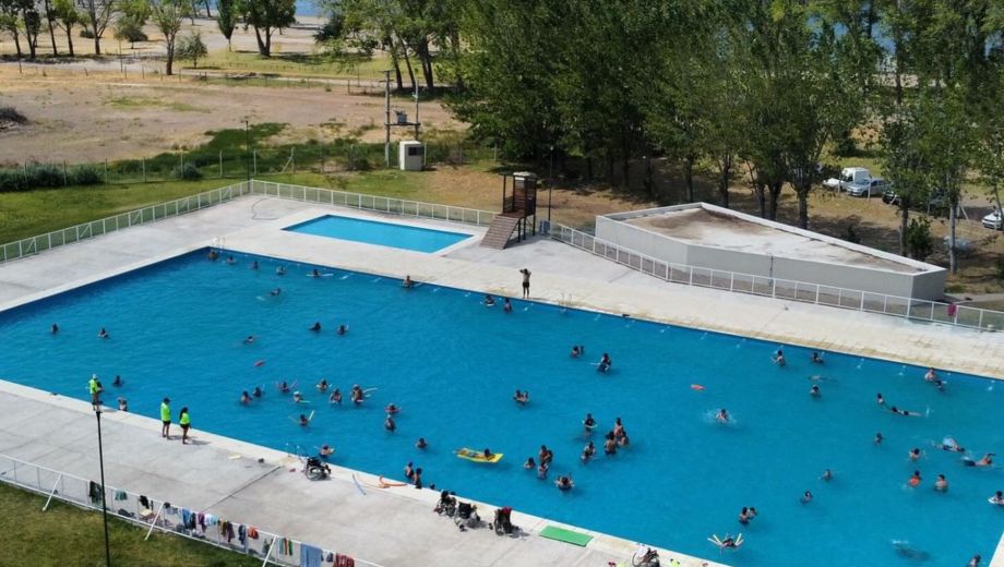 Sol, agua y paisaje: la pileta de Cipolletti se prepara para brillar en 2026. Foto: Gentileza