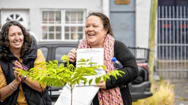 El paseo de las Abuelas de Plaza de Mayo tiene un árbol por el Nieto 140 en Neuquén