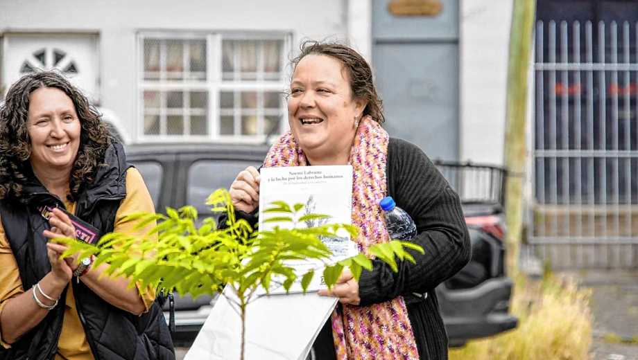 Adriana Metz plantó el árbol por la identidad recuperada de su hermano, el Nieto 140 (foto Cecilia Maletti) 