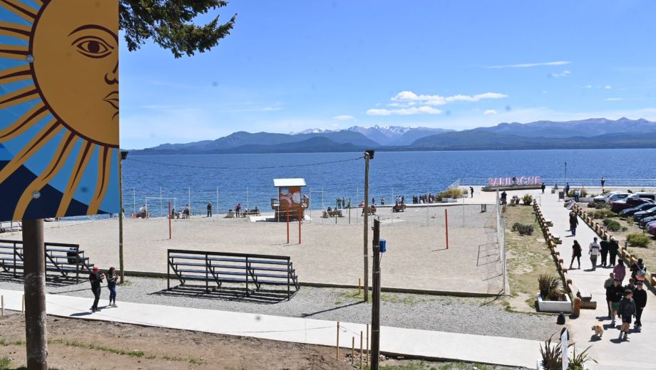 En las playas de Bariloche habrá módulos de sanitarios, en aquellas que tienen servicio de guardavidas. Foto: Chino Leiva