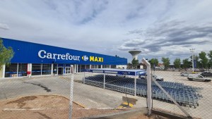 Una sucursal de la cadena Carrefour Maxi abre sus puertas al público en Plaza Huincul