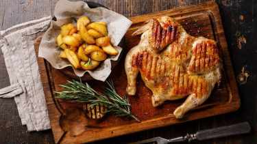 Menú de fin de año: un ingrediente navideño hace la diferencia en la cocción del pollo asado