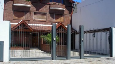 Cuál es la tendencia que reemplaza los portones de reja por unos con mejor seguridad y estilo para tu casa 