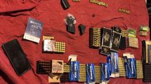 Imagen de Buscaban pruebas por amenazas en Roca y encontraron cajas llenas de balas de varios calibres