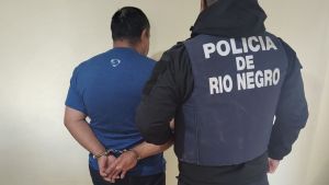 Intentó apuñalar a un hombre y fue detenido por la Policía en Mainqué: una mujer terminó lesionada