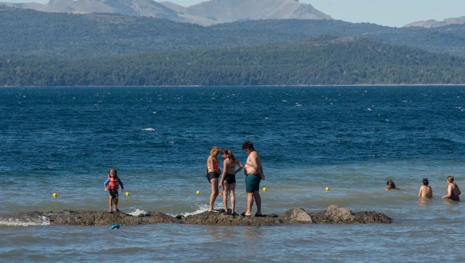 Los lagos de Bariloche, el refugio ideal para el calor. Foto archivo: Marcelo Martinez
