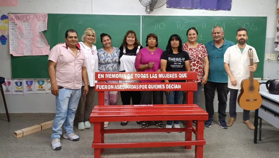 El Banco Rojo que instalarán estudiantes de la EEBA Nº7 Anexo 4 busca visibilizar y reflexionar sobre las violencias de género en Chacra Monte. Gentileza. 
