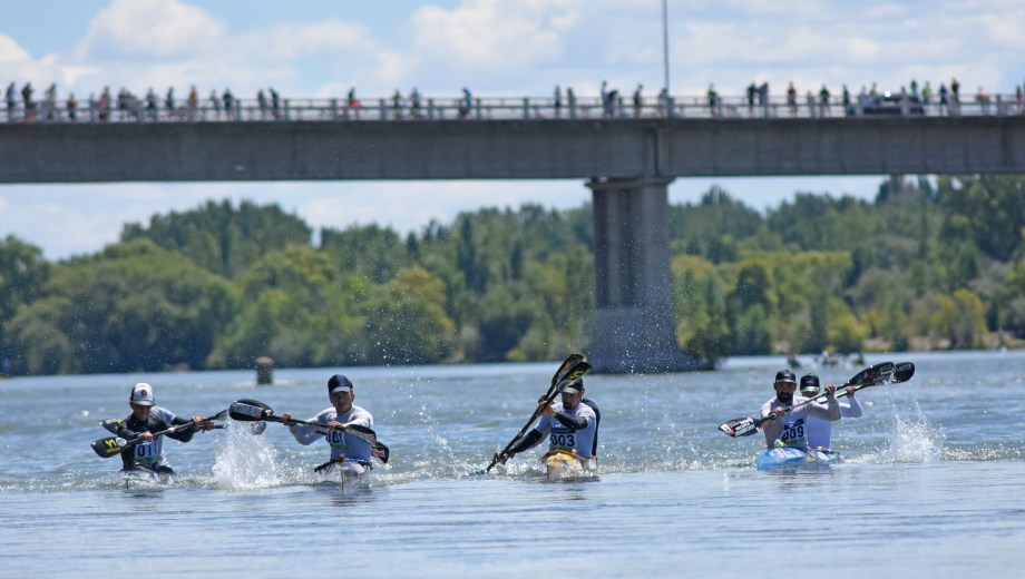 Toda la belleza del río Negro como protagonista y testigo de una prueba emblemática que se transformó en leyenda. “Una historia escrita en el agua” cuenta cómo es vivir la aventura de la Regata. FOTO: ANDRES MARIPE