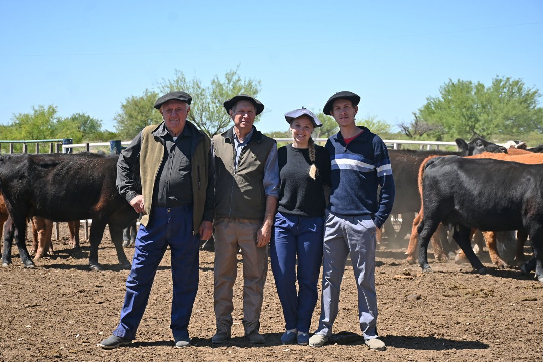 Tres generaciones unidas por la ganadería. Foto: Florencia Salto.