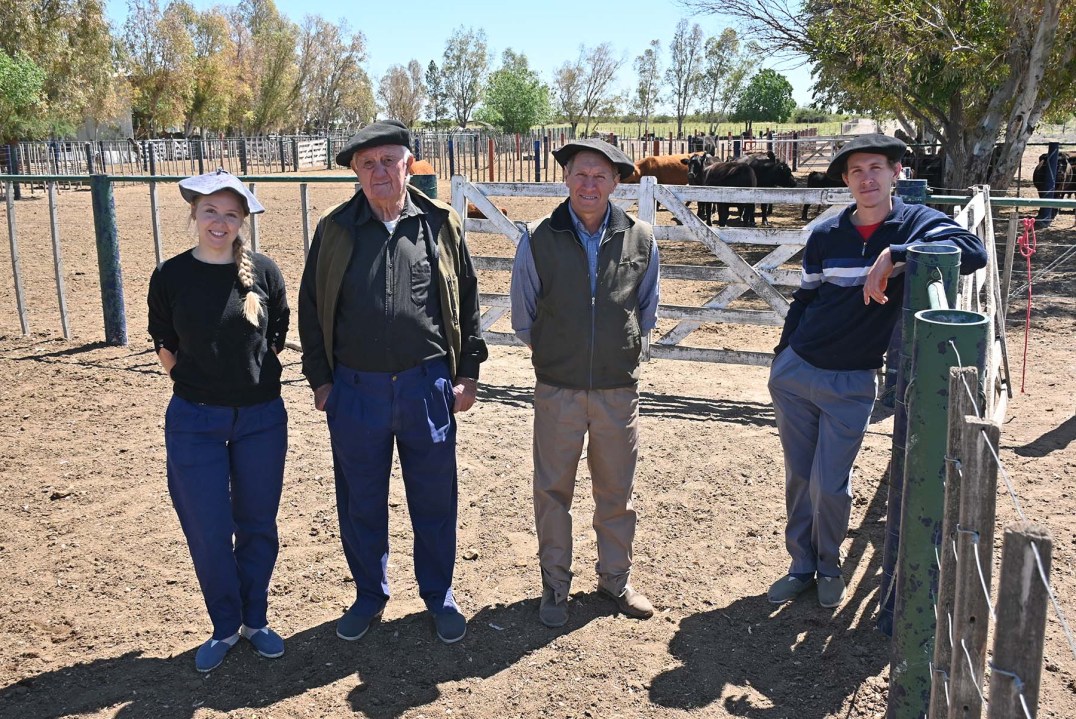 Maite, Adelmo, Ariel y Emiliano, tres generaciones de la familia Giretti. Foto: Florencia Salto.