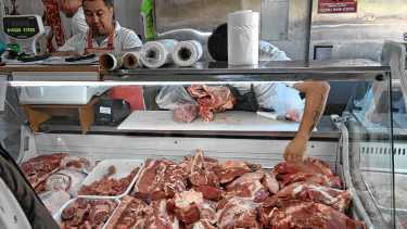 Un año después del cambio en la barrera sanitaria, el asado del norte ya no es tan barato en Neuquén