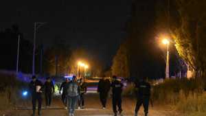 Robo violento en Roca: cuatro hombres vestidos como policías maniataron a una familia y escaparon