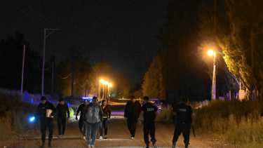 Robo violento en Roca: cuatro hombres vestidos como policías maniataron a una familia y escaparon