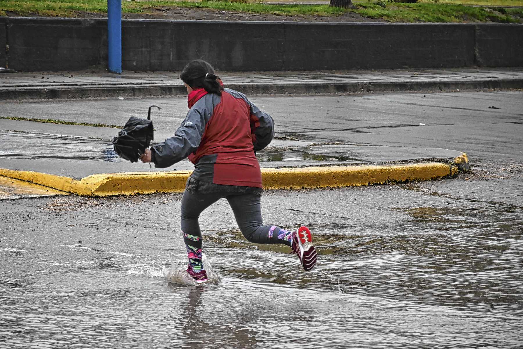 Martes con tormentas y lluvia en Neuquén y Río Negro: viento fuerte y chaparrones que no dan respiro