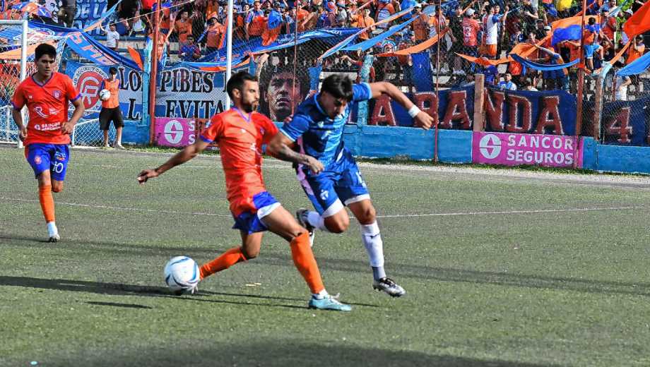Deportivo Roca y La Amistad se juegan el primer puesto del grupo. (Foto: Juan Thomes)